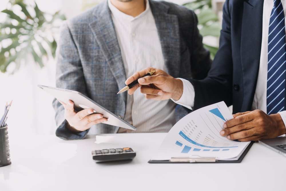 Real,Estate,Broker,Agent,Presenting,And,Consult,To,Customer,To